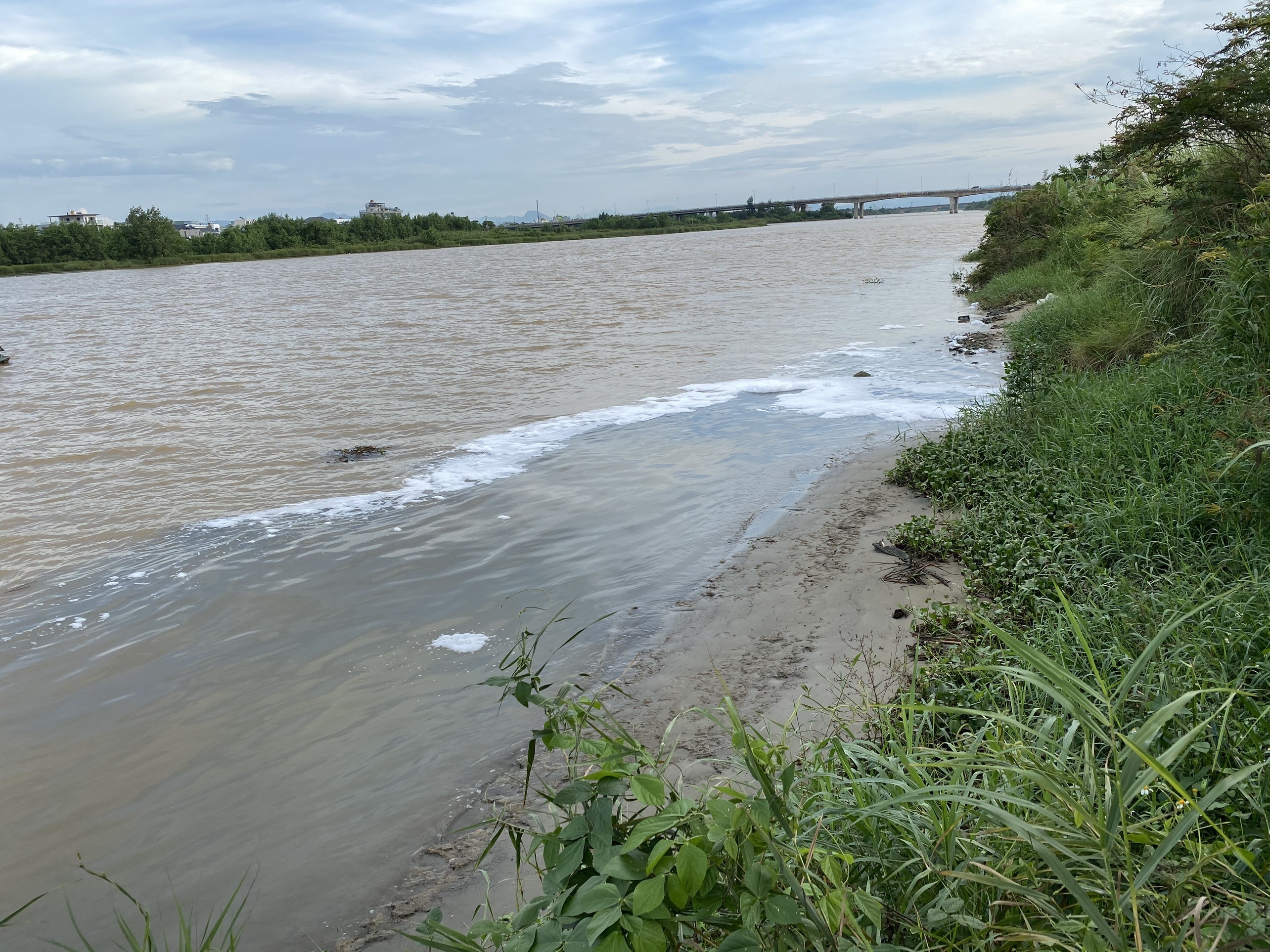 Môi trường - Đà Nẵng: Nước thải tràn ra sông Cẩm Lệ tại các cửa xả gây ô nhiễm