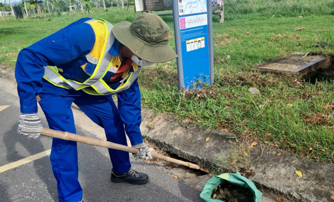 Môi trường - Nhiều cửa thu nước bị người dân trám, che đậy gây ngập úng  (Hình 3).