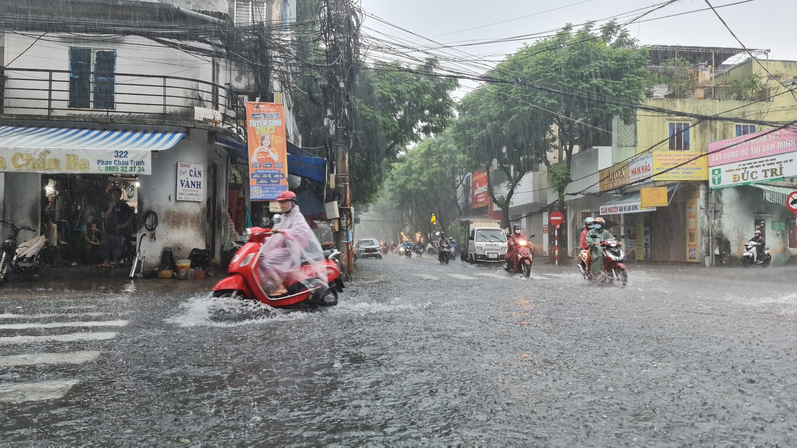 Dân sinh - Đà Nẵng tổng lực sơ tán gần 5.400 người, chuẩn bị cho đêm ngập thứ 2 (Hình 3).