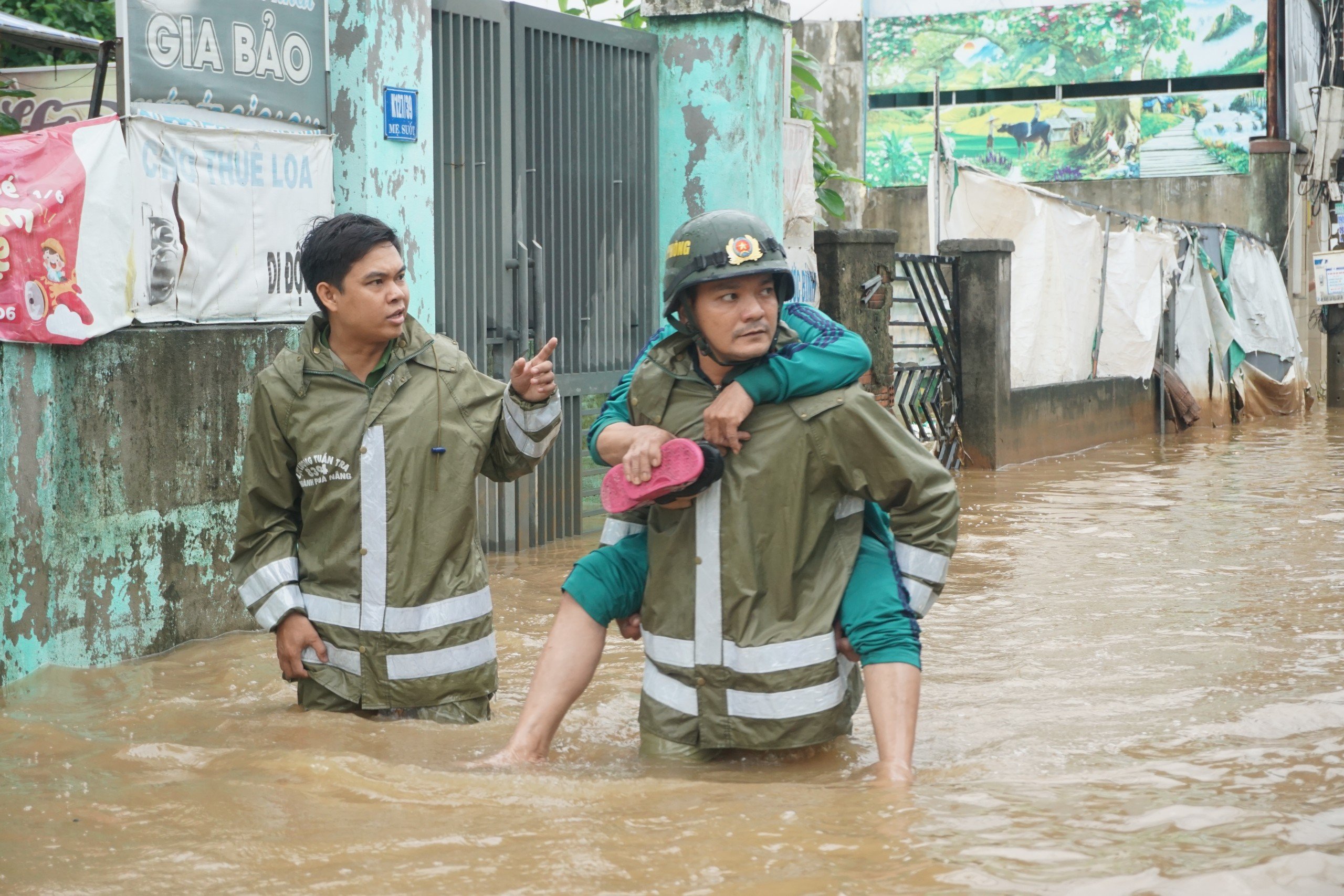 Dân sinh - Đà Nẵng: Người dân sơ tán khỏi rốn ngập lần 2, học sinh được nghỉ học (Hình 2).