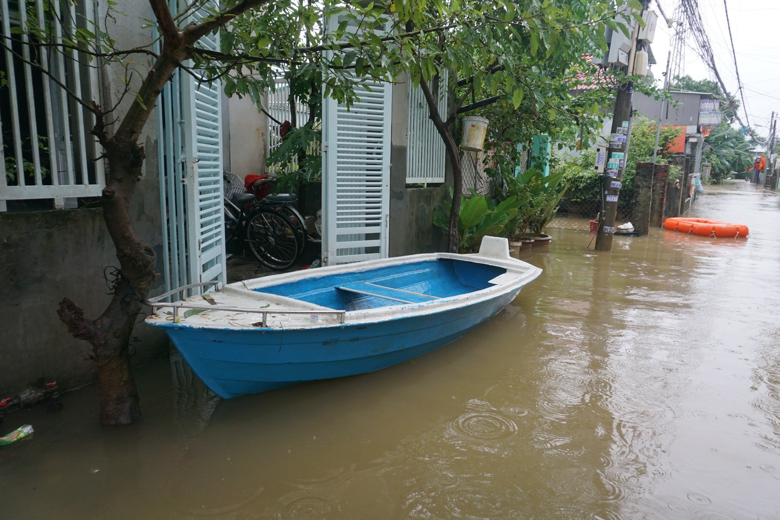 Dân sinh - Đà Nẵng: Người dân sơ tán khỏi rốn ngập lần 2, học sinh được nghỉ học (Hình 4).