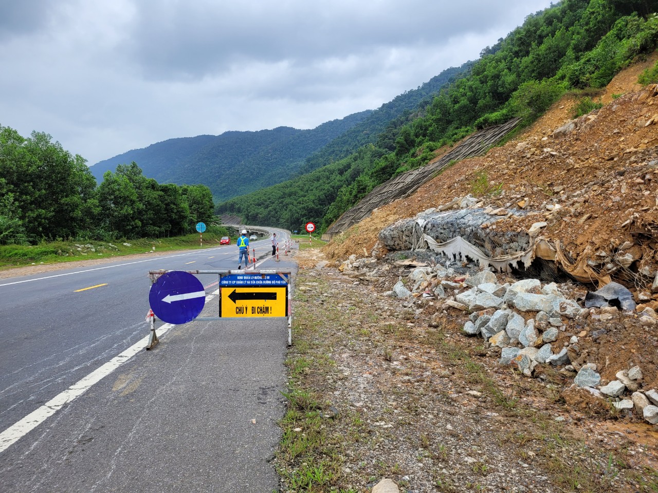 Dân sinh - Khắc phục sạt lở tuyến cao tốc La Sơn – Túy Loan do mưa lớn