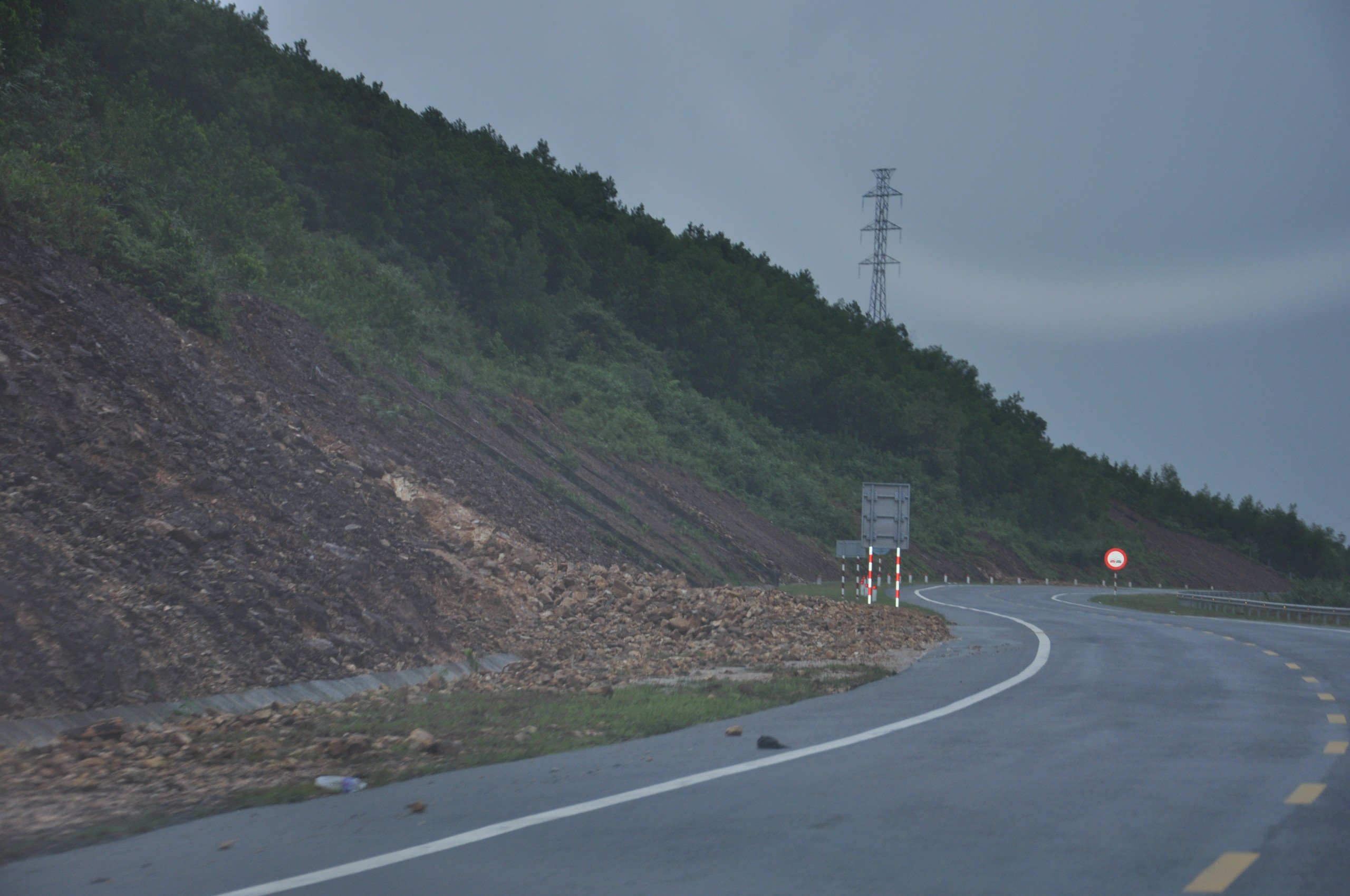 Dân sinh - Cận cảnh khắc phục sạt lở trên cao tốc La Sơn – Tuý Loan (Hình 8).