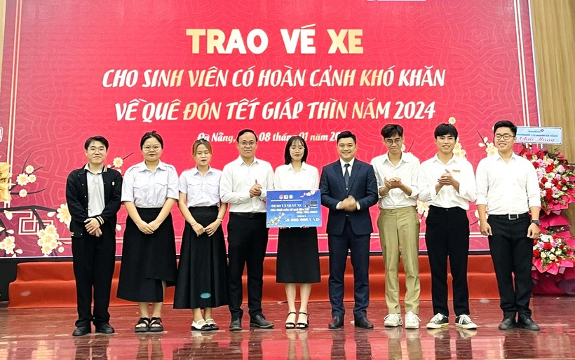 Giáo dục - Hàng trăm vé xe miễn phí đưa sinh viên Đà Nẵng về quê ăn Tết