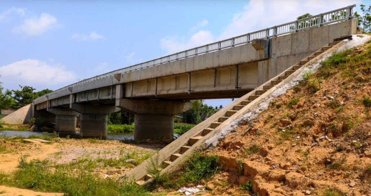 Dân sinh - Quảng Nam: Đề nghị làm rõ trách nhiệm việc cầu xây xong 'nằm chờ' đường dẫn