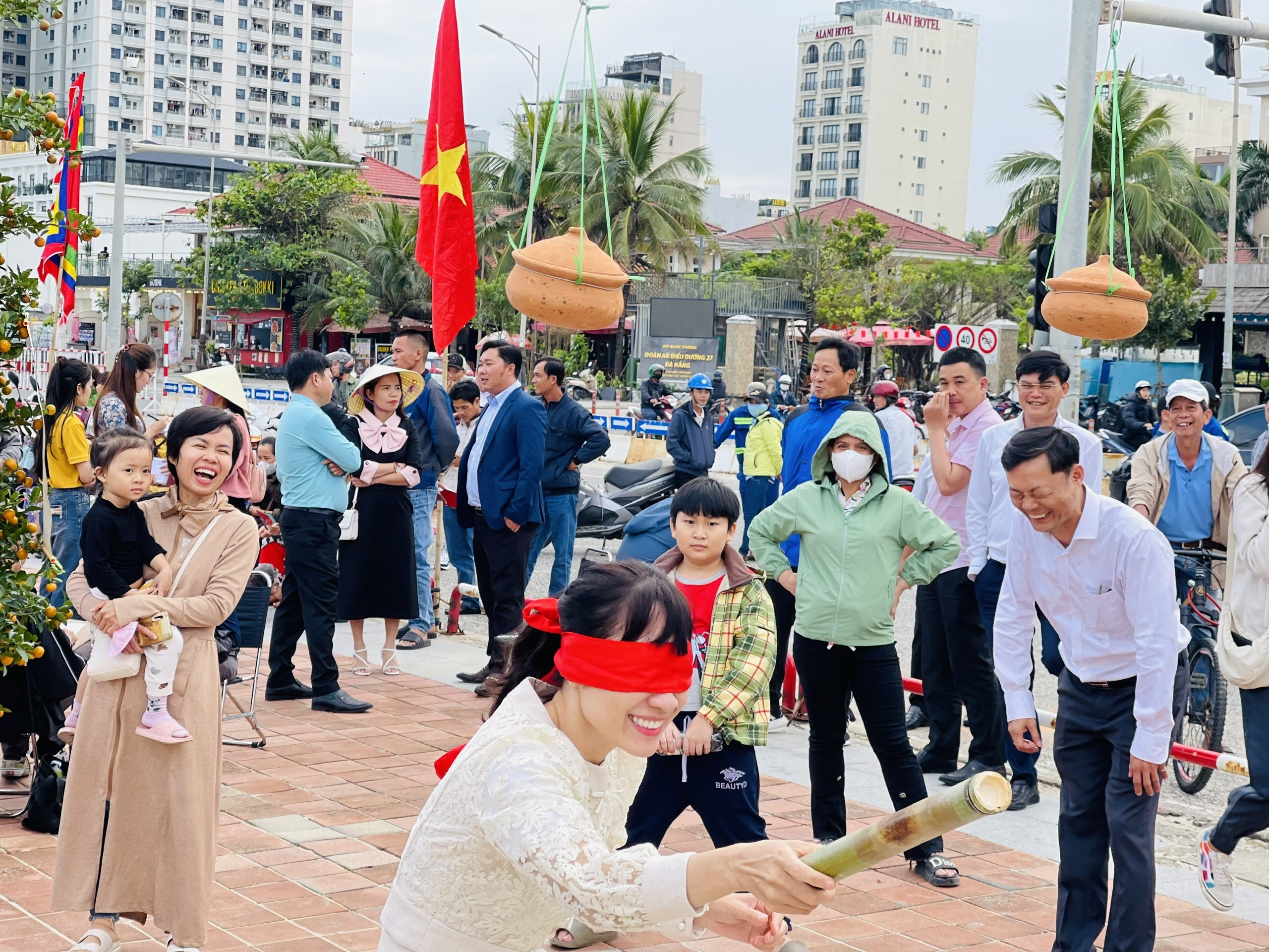 Văn hoá - Đà Nẵng: Du khách thưởng lãm Tết sớm bên bờ biển (Hình 9).