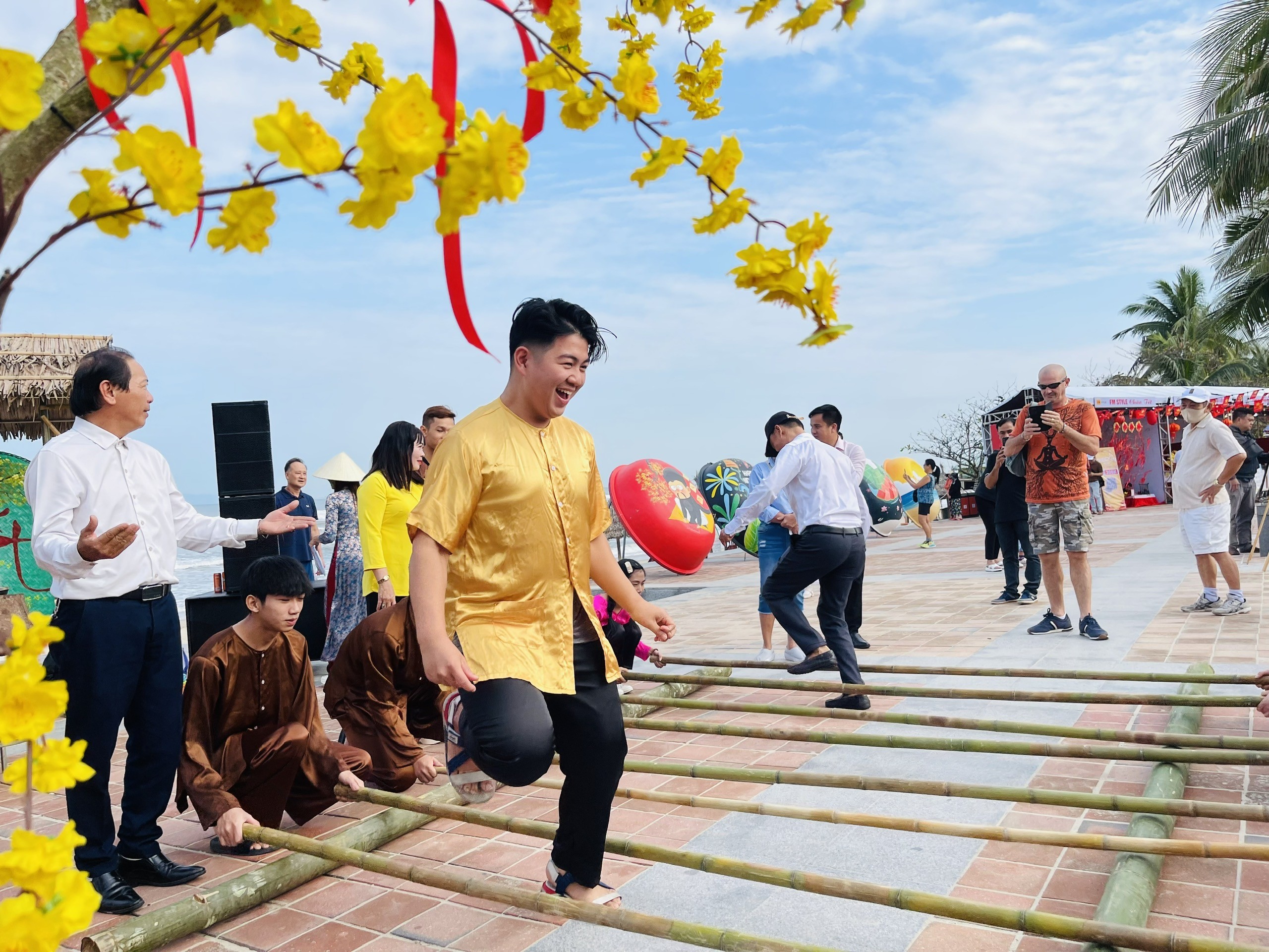 Văn hoá - Đà Nẵng: Du khách thưởng lãm Tết sớm bên bờ biển (Hình 8).