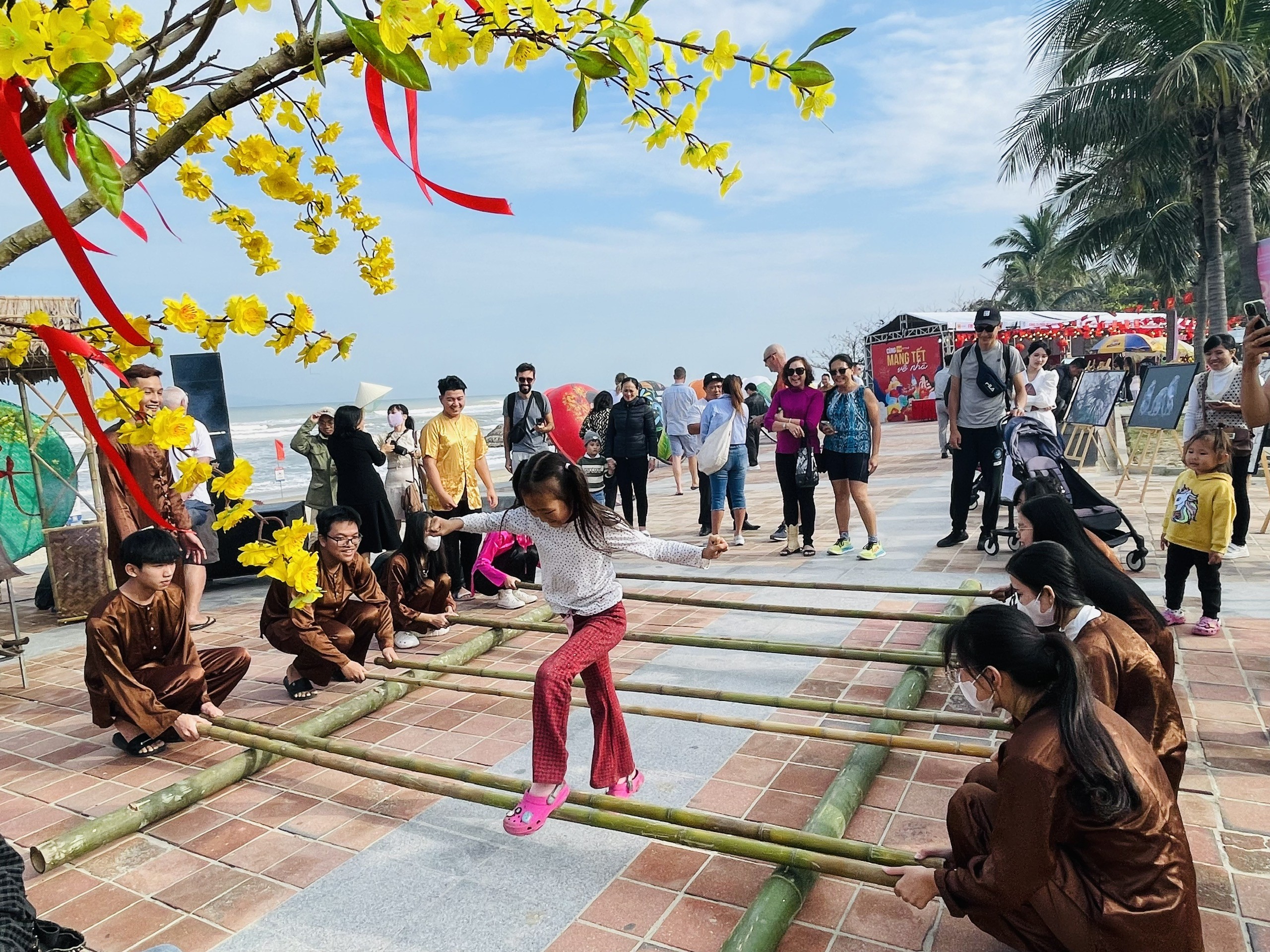 Văn hoá - Đà Nẵng: Du khách thưởng lãm Tết sớm bên bờ biển (Hình 7).