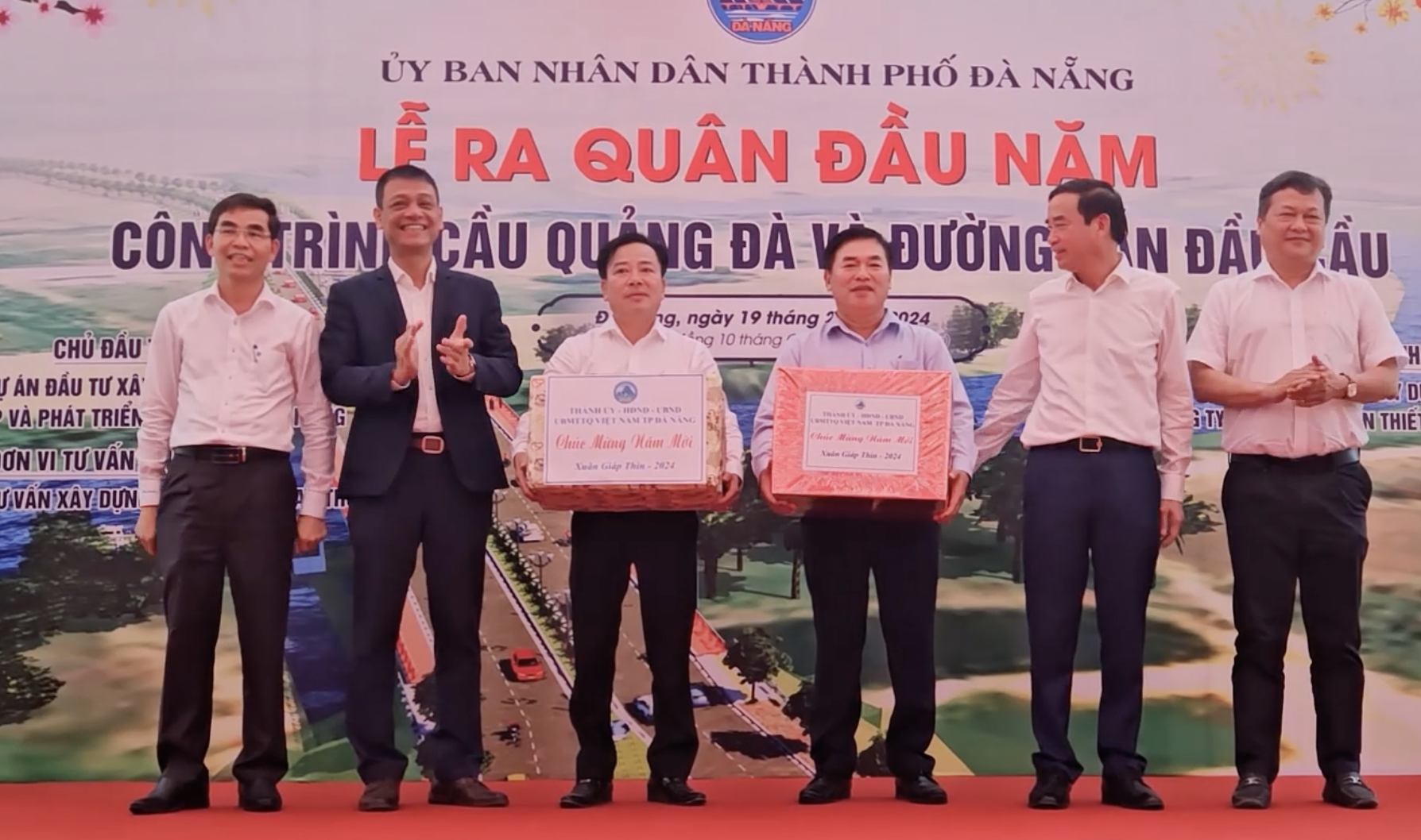 Sự kiện - Chủ tịch UBND TP Đà Nẵng thăm, động viên công nhân tại 2 dự án giao thông nghìn tỷ (Hình 2).