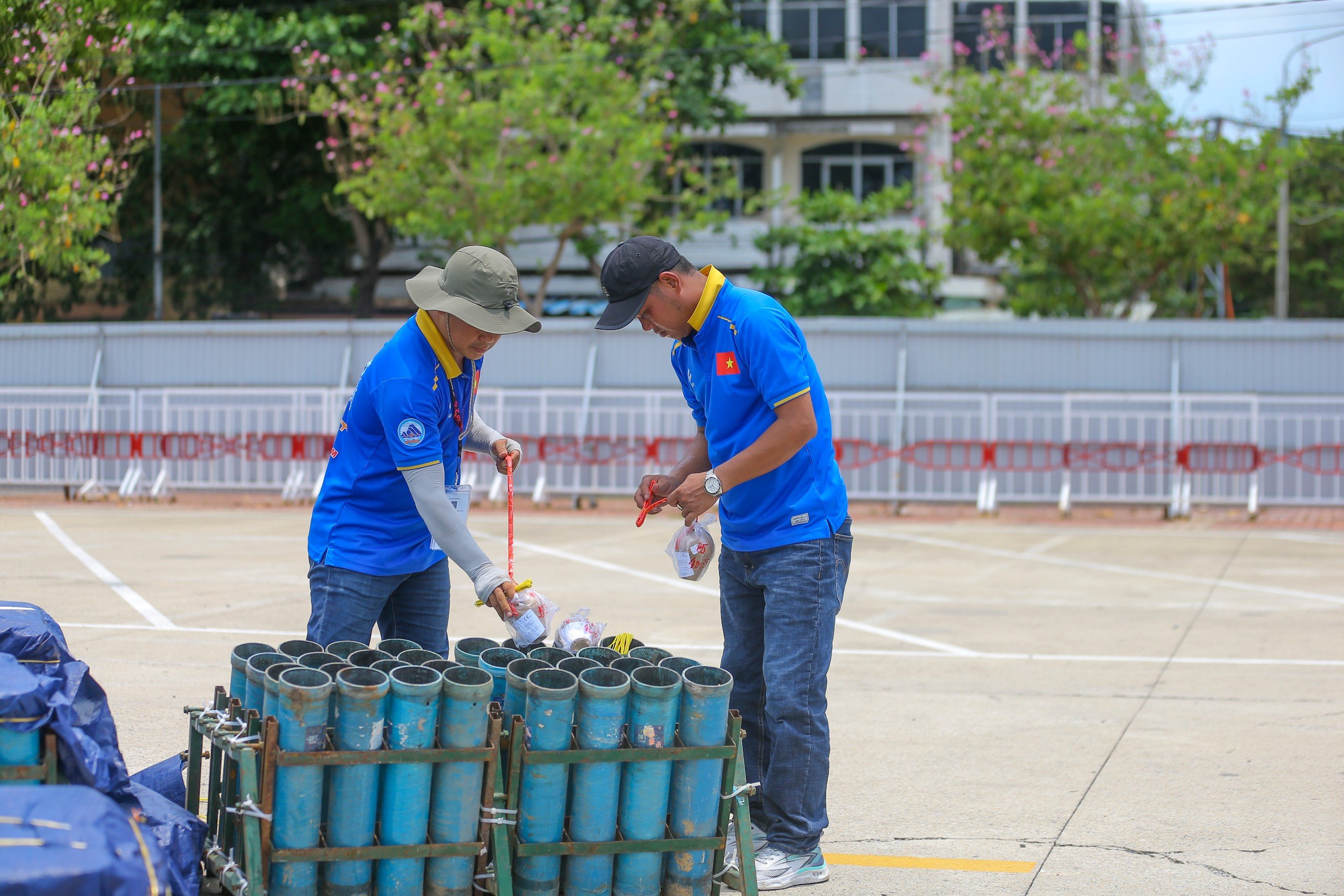 Văn hoá - Cận cảnh trận địa pháo hoa quốc tế Đà Nẵng trước giờ 'khai hỏa' (Hình 2).