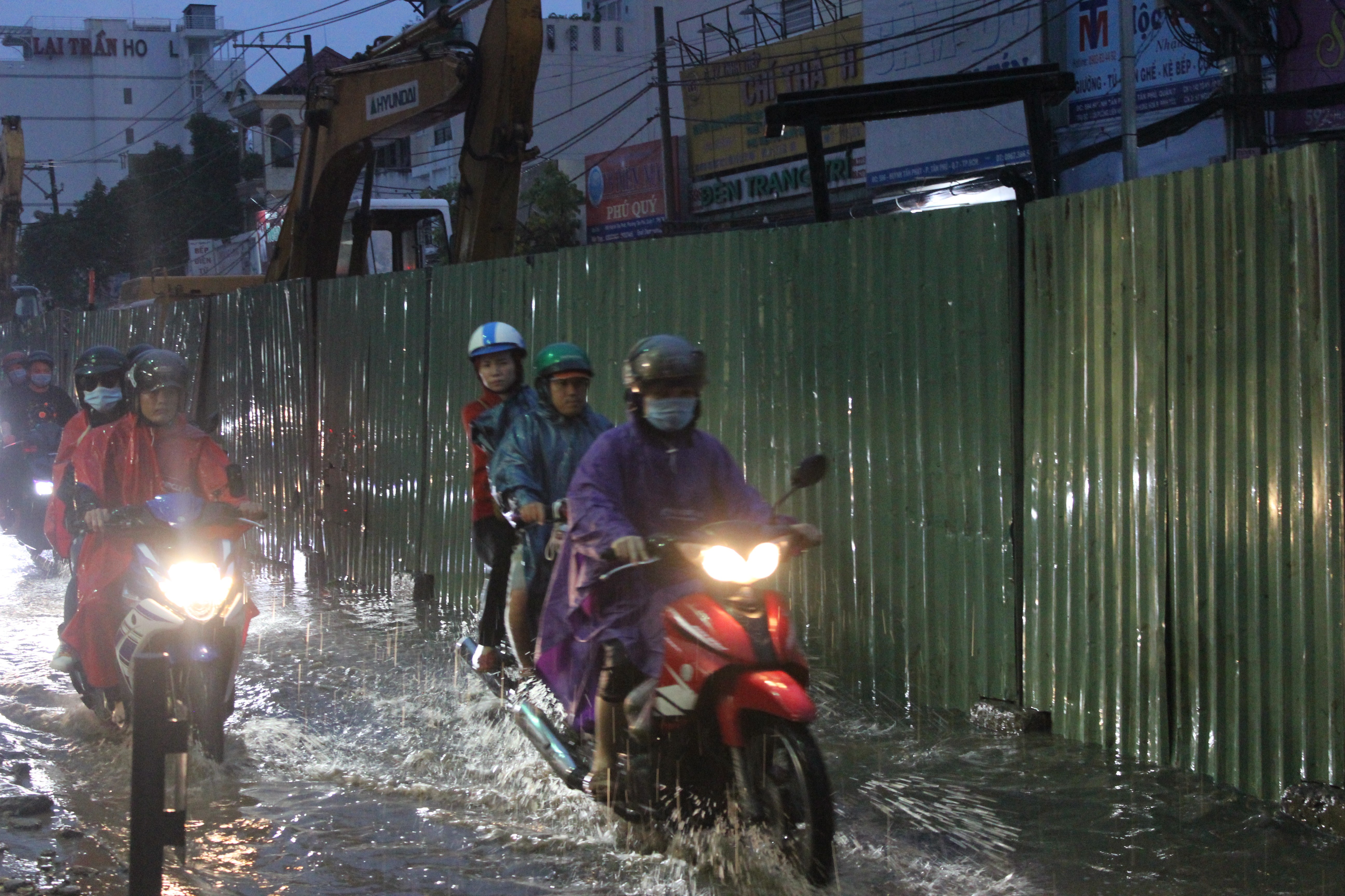 Tin nhanh - TP.HCM: Mưa lớn kéo dài, người dân chật vật di chuyển  (Hình 5).