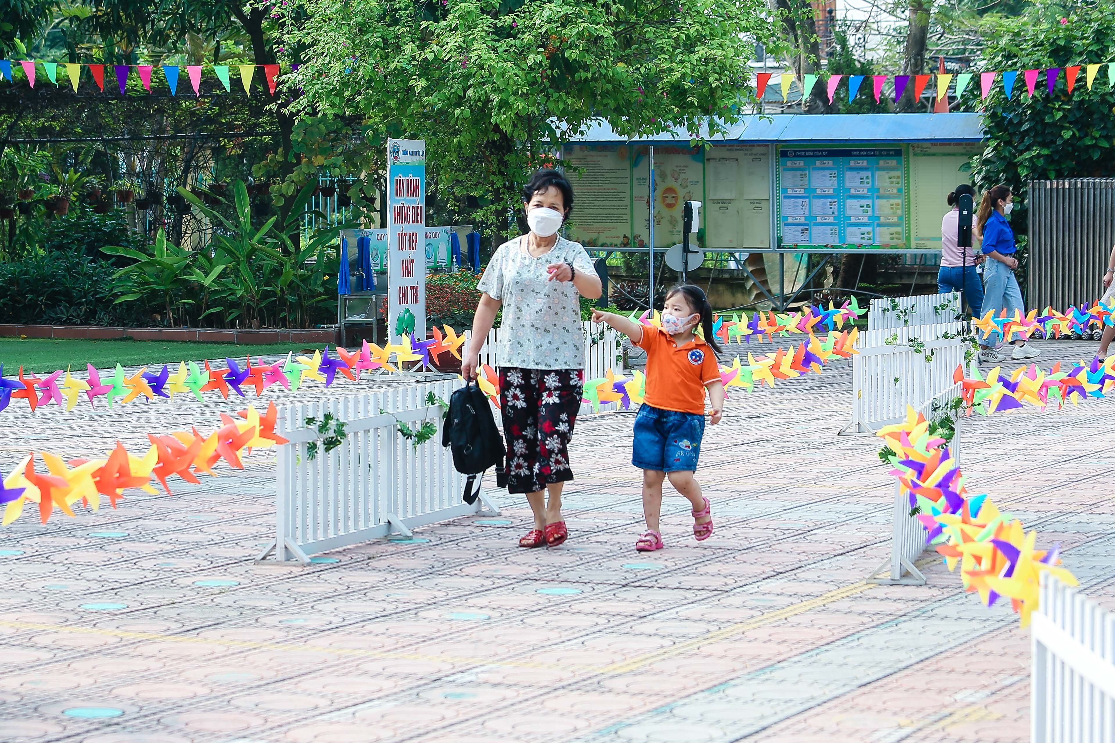 Giáo dục - Hà Nội mở lại trường mầm non: Vừa đón học sinh vừa tuyển giáo viên