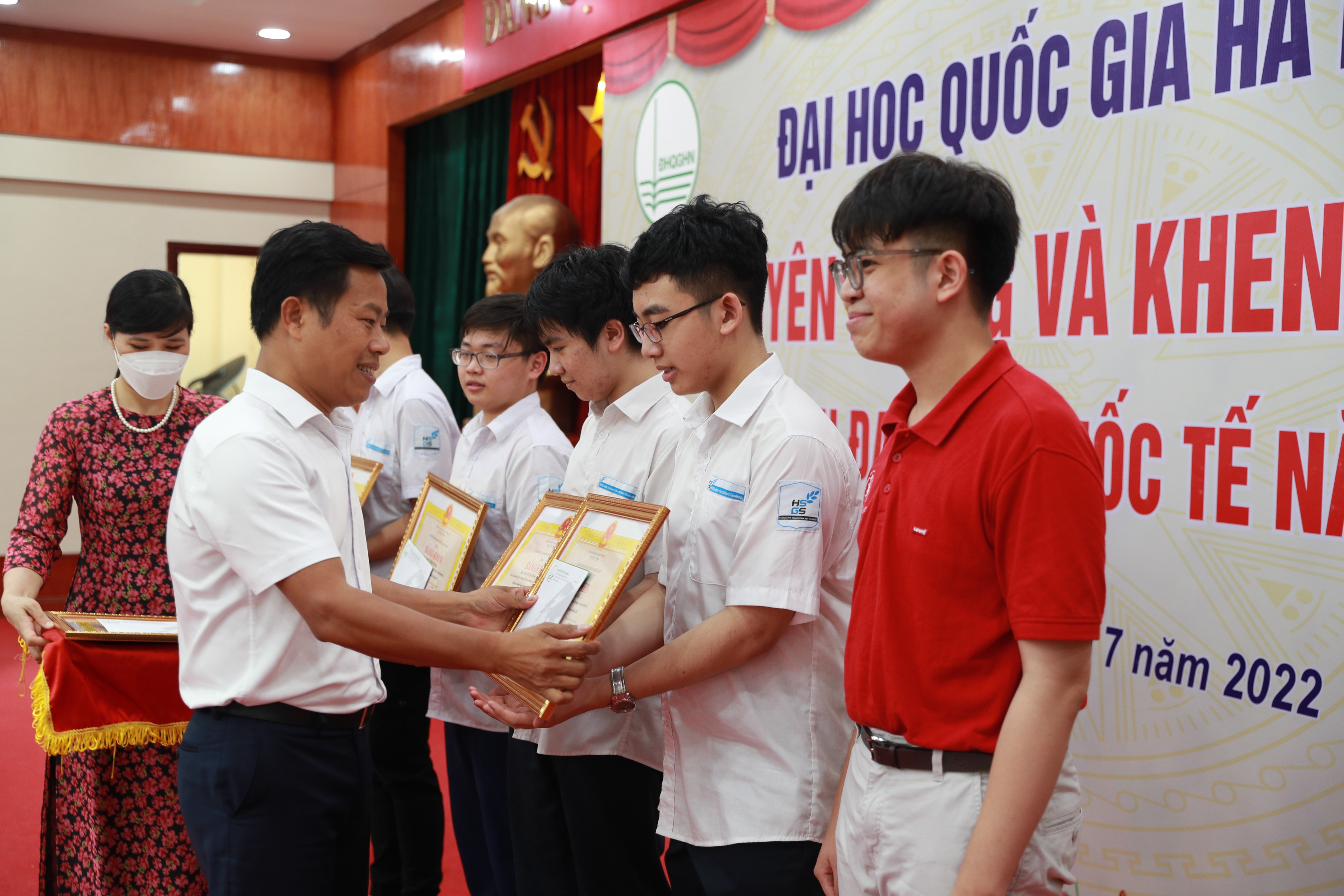 Giáo dục - Trao thưởng cho học sinh đạt huy chương tại kỳ thi Olympic quốc tế 