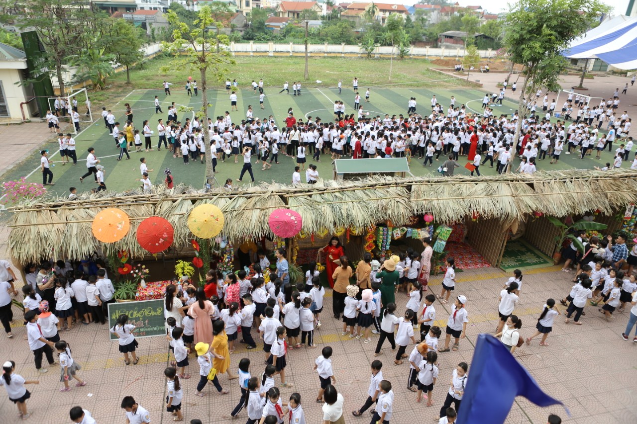 Giáo dục - Tưng bừng hội chợ quê tại Trường Tiểu học Chúc Sơn B  (Hình 2).