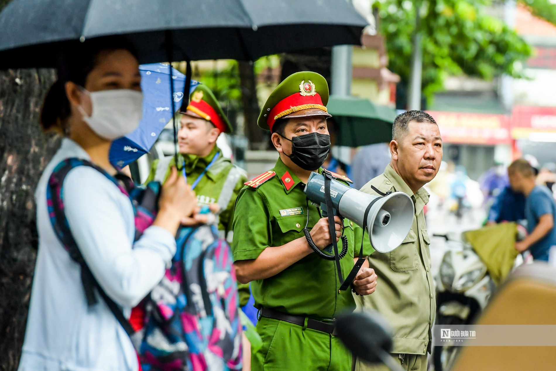 Giáo dục - Thi tốt nghiệp THPT: Thí sinh 'đội' mưa trong buổi thi đầu tiên (Hình 10).