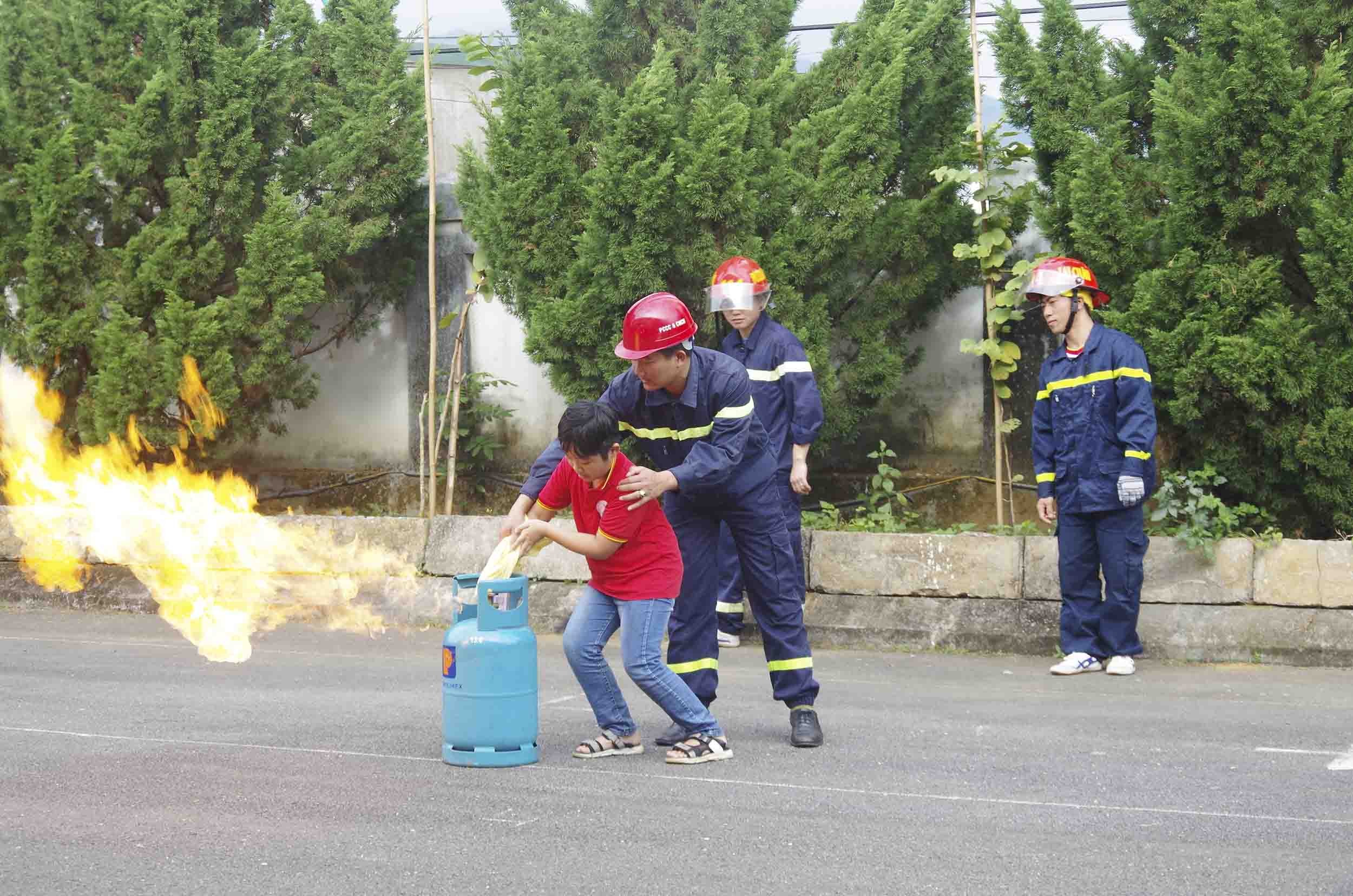 Giáo dục - Học sinh phải được giáo dục phòng cháy từ trong nhà trường (Hình 2).