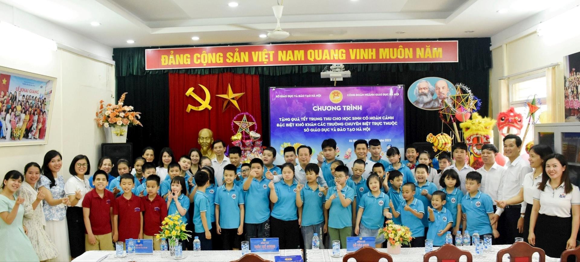 Giáo dục - Sở GD&ĐT Hà Nội tặng quà cho các em học sinh nhân dịp Tết Trung Thu