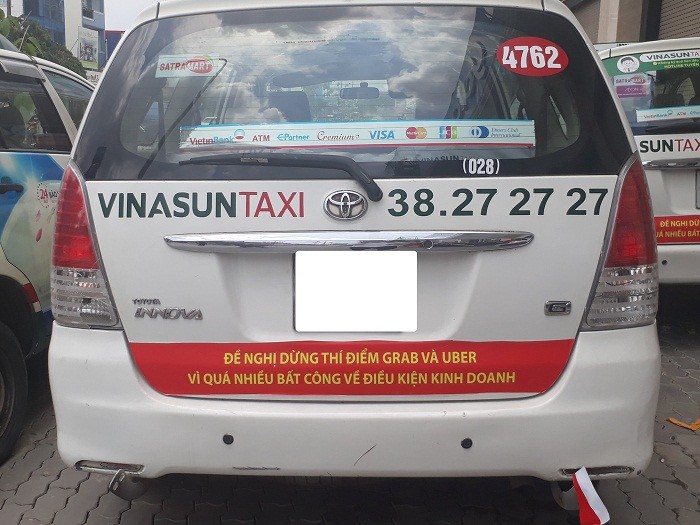 Tiêu dùng & Dư luận - Taxi “đại chiến”: Trách nhiệm thuộc về ai?