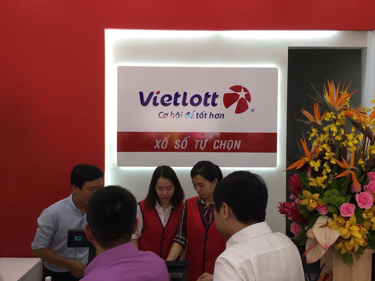 Tiêu dùng & Dư luận - 'Xông đất' Vietlott mùng 2 Tết, ai sẽ ẵm giải 'khủng' hơn 300 tỷ đồng?