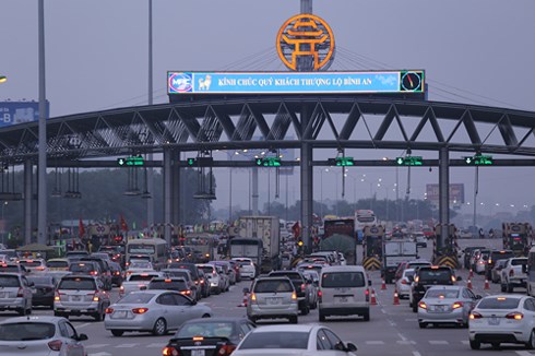 Ti&ecirc;u d&ugrave;ng & Dư luận - &Ugrave;n tắc nhưng kh&ocirc;ng xả trạm thu ph&iacute;: Doanh nghiệp BOT phớt lờ?