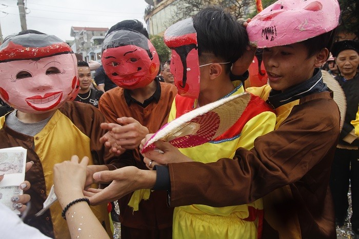 Những chú hề múa quạt mua vui trong lễ hội cũng được du khách thưởng tiền không ngớt