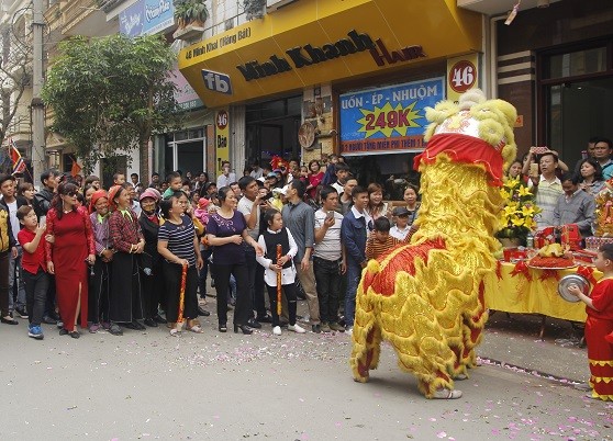 Tương truyền, nhà nào được đội múa lân, múa rồng đến xông đất sẽ làm ăn may mắn, phát đạt trong cả năm.