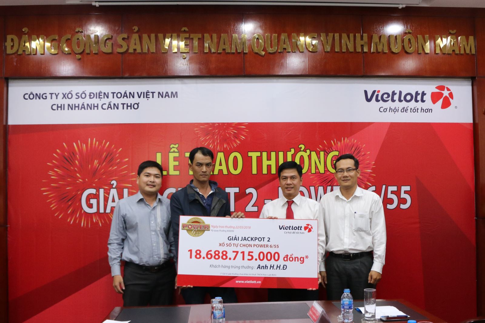 Tưởng trúng 40 triệu hóa ra trúng Vietlott Jackpot 2 hơn 18 tỷ đồng