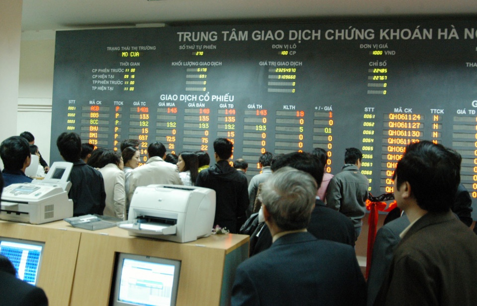 Đầu tư chứng khoán: Hàng loạt cá nhân và công ty lĩnh án phạt
