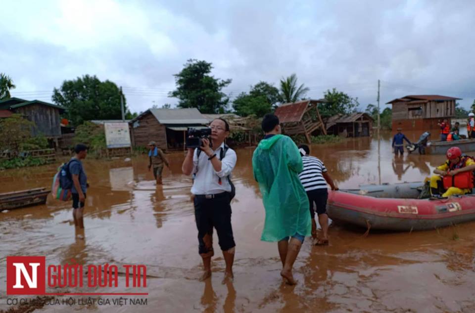 Tin nhanh - Vỡ đập thủy điện ở Lào: Nhiều phóng viên quốc tế tác nghiệp tại vùng lũ  (Hình 2).