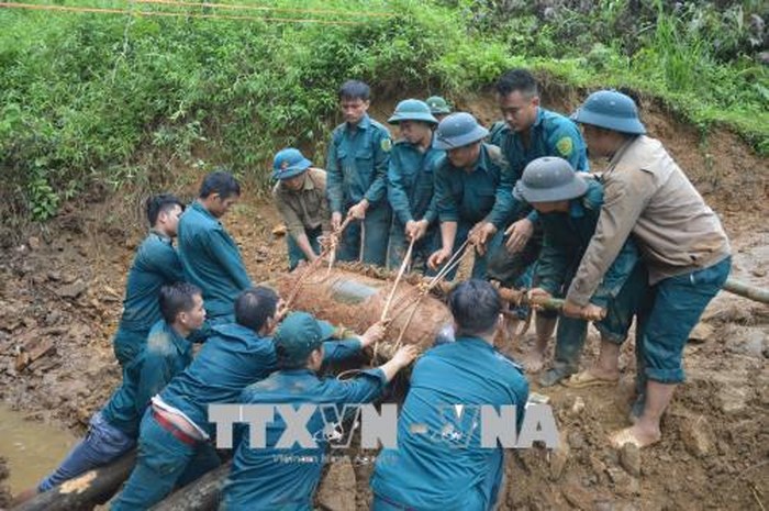 Chính trị - Hủy nổ quả bom Mỹ nặng 350 kg nằm gần đường sắt Hà Nội - Lào Cai