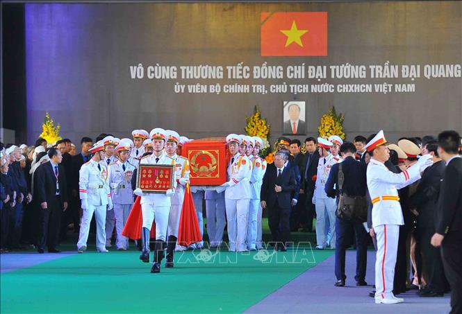 Trong ảnh: Đội nghi lễ đưa linh cữu Chủ tịch nước Trần Đại Quang tới khu huyệt mộ để chuẩn bị cho nghi thức đầu tiên của lễ an táng. Ảnh: TTXVN