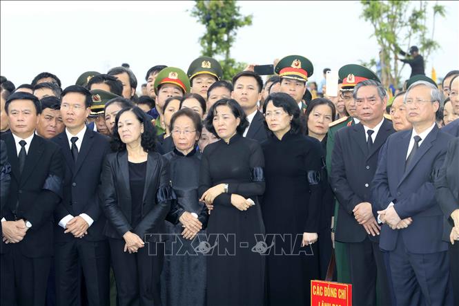 Trong ảnh: Các đồng chí lãnh đạo, nguyên lãnh đạo Đảng, Nhà nước tham dự Lễ an táng Chủ tịch nước Trần Đại Quang. Ảnh: Nhan Sáng - TTXVN