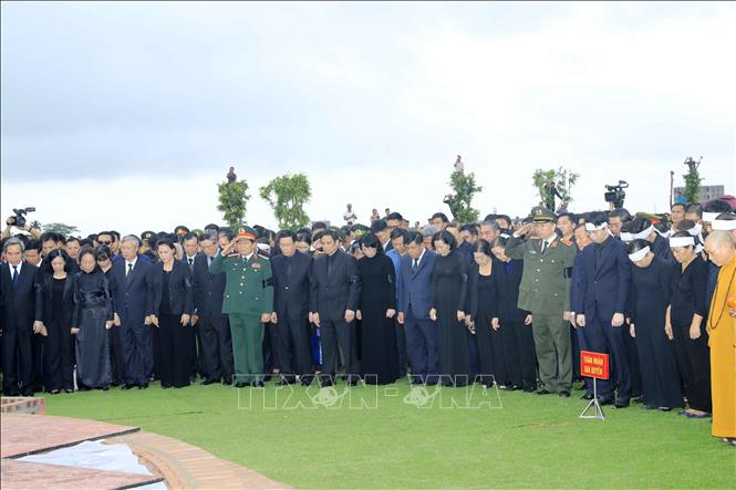 Trong ảnh: Các đồng chí lãnh đạo, nguyên lãnh đạo Đảng, Nhà nước, Mặt trận Tổ quốc Việt Nam cùng gia quyến, nhân dân dành 1 phút mặc niệm, tưởng nhớ Chủ tịch nước Trần Đại Quang. Ảnh: Nhan Sáng