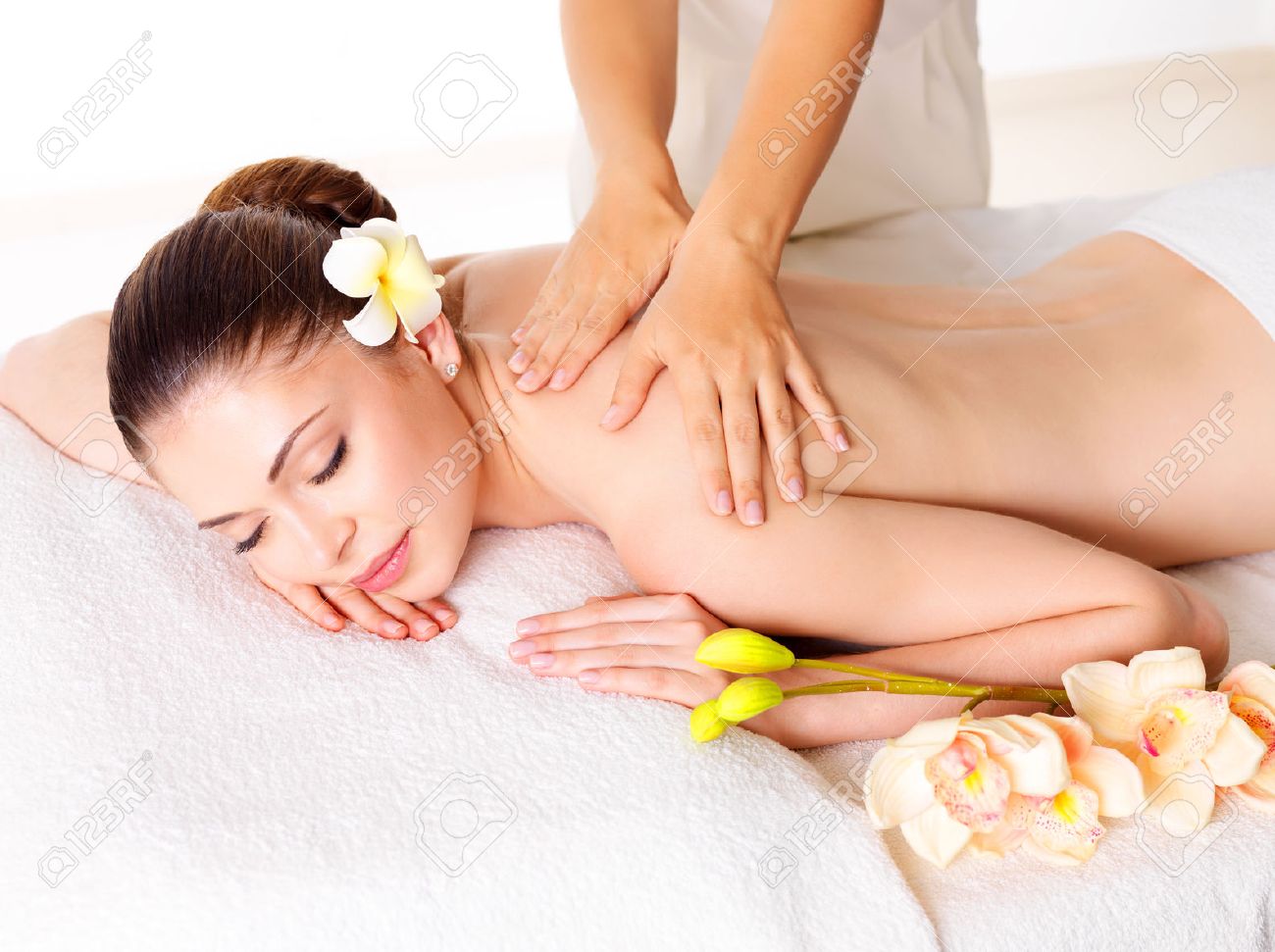 Xi nhan Trái Phải - Massage ảnh hưởng gì đến thuần phong mỹ tục?