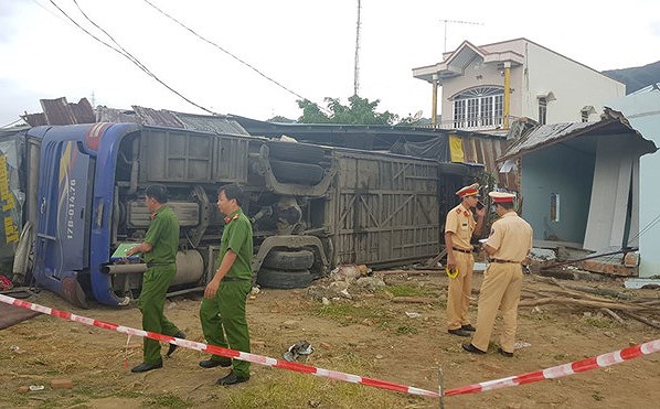 Tin nhanh - Tiết lộ nguyên nhân xe giường nằm tông sập nhà ở Nha Trang làm 38 người nhập viện