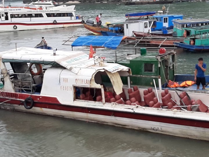 Tin nhanh - Quảng Ninh: Tàu cá đâm tốc mái tàu cao tốc, hành khách la hét hoảng loạn