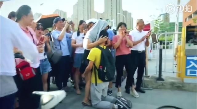 Gia đình - Hình ảnh cảm động: Con trai quỳ gối ôm lấy mẹ ngay sau khi kết thúc kỳ thi (Hình 2).