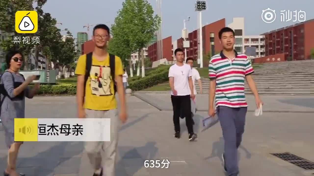 Gia đình - Hình ảnh cảm động: Con trai quỳ gối ôm lấy mẹ ngay sau khi kết thúc kỳ thi
