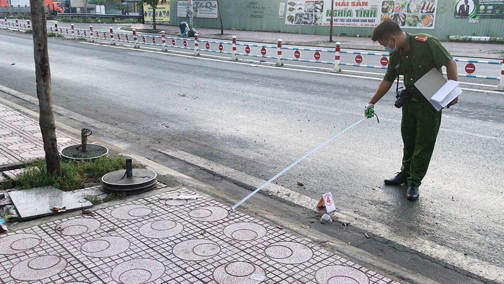 An ninh - Hình sự - An ninh hình sự 24h: Tạm giam nhóm người bắt bạn gái đưa vào khách sạn tra tấn; phát hiện thi thể phụ nữ dưới kênh (Hình 2).