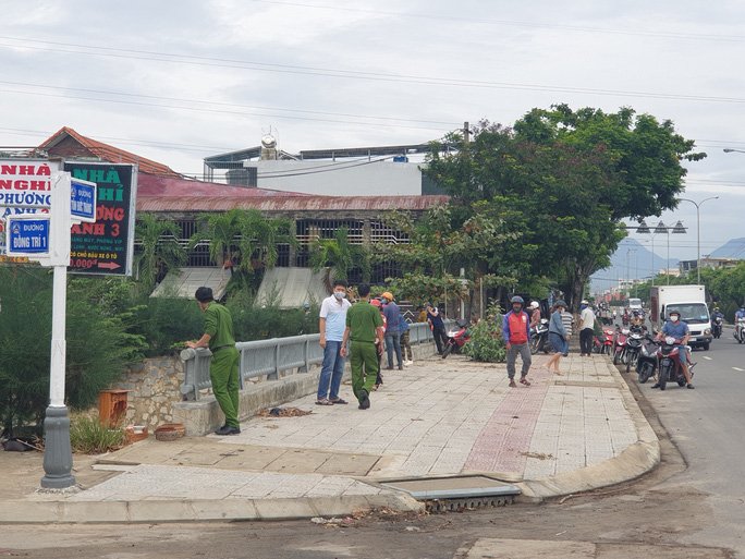 An ninh - Hình sự - An ninh hình sự 24h: Tạm giam nhóm người bắt bạn gái đưa vào khách sạn tra tấn; phát hiện thi thể phụ nữ dưới kênh (Hình 3).