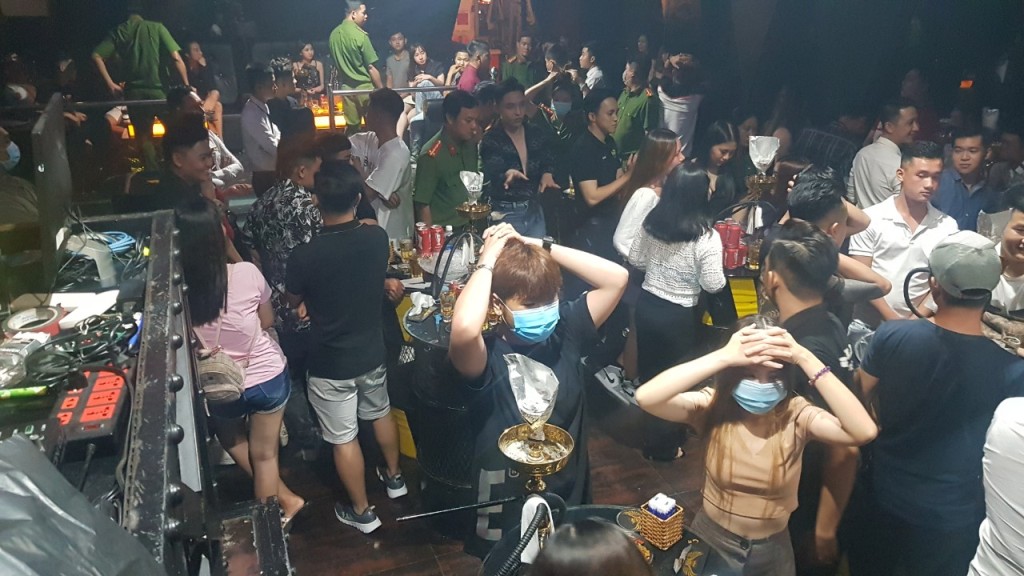 An ninh - Hình sự - An ninh hình sự 24h: Bắt quả tang kiều nữ “thoát y” phục vụ khách hát karaoke; kiểm tra quán bar, cảnh sát phát hiện 6 người dương tính ma túy (Hình 2).