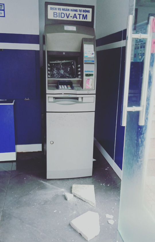 An ninh - Hình sự - Nhiều vụ đập phá cây ATM của các ngân hàng