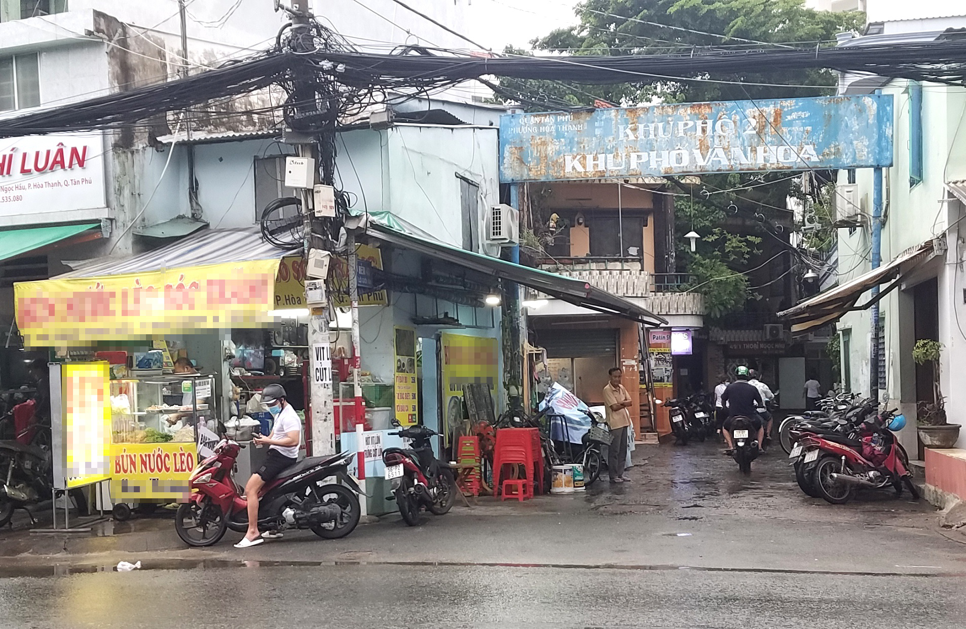 An ninh - Hình sự - Ngồi bấm điện thoại trước cửa nhà, người phụ nữ bất ngờ bị xịt hơi cay