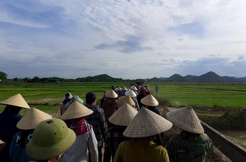 An ninh - Hình sự - Hai mẹ con tử vong thương tâm trong tư thế ôm chặt nhau dưới ao