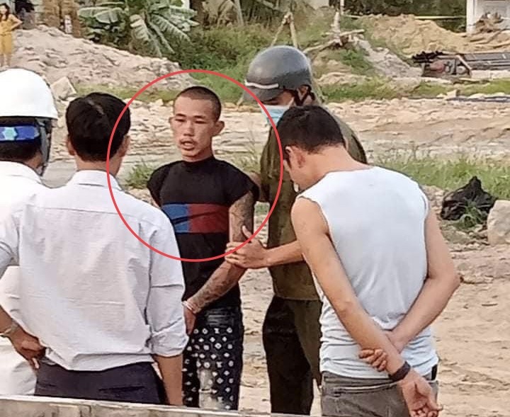 An ninh - Hình sự - Bắt khẩn cấp tài xế dùng xe múc đập nát hai ô tô dù có người bên trong