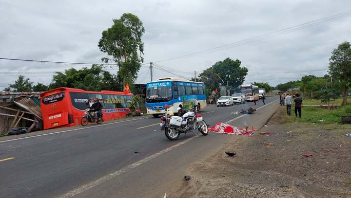 Xã hội - Xe khách đâm xe máy rồi tông sập một phần nhà dân, 3 người thương vong