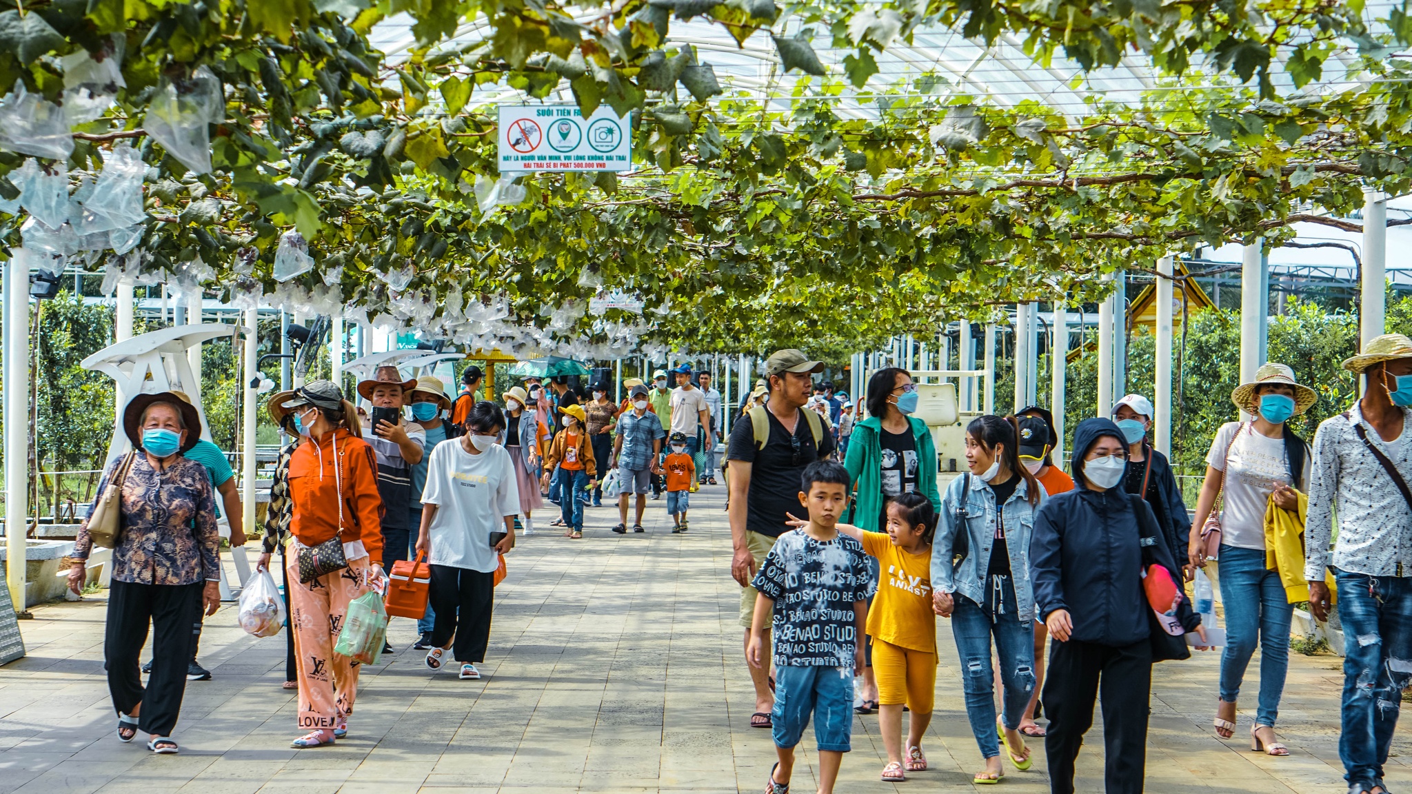 Kinh tế vĩ mô - Giải pháp cho doanh nghiệp du lịch “’khát” người lao động giữa thời điểm bùng nổ du lịch Hè 2022