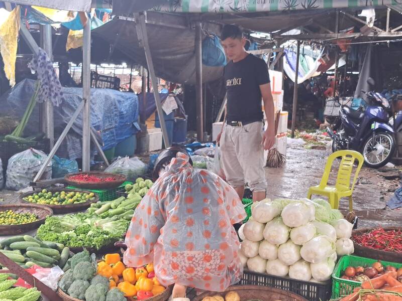 Tiêu dùng & Dư luận - Mưa lớn triền miên, giá rau quả ở Đà Nẵng tăng  (Hình 2).