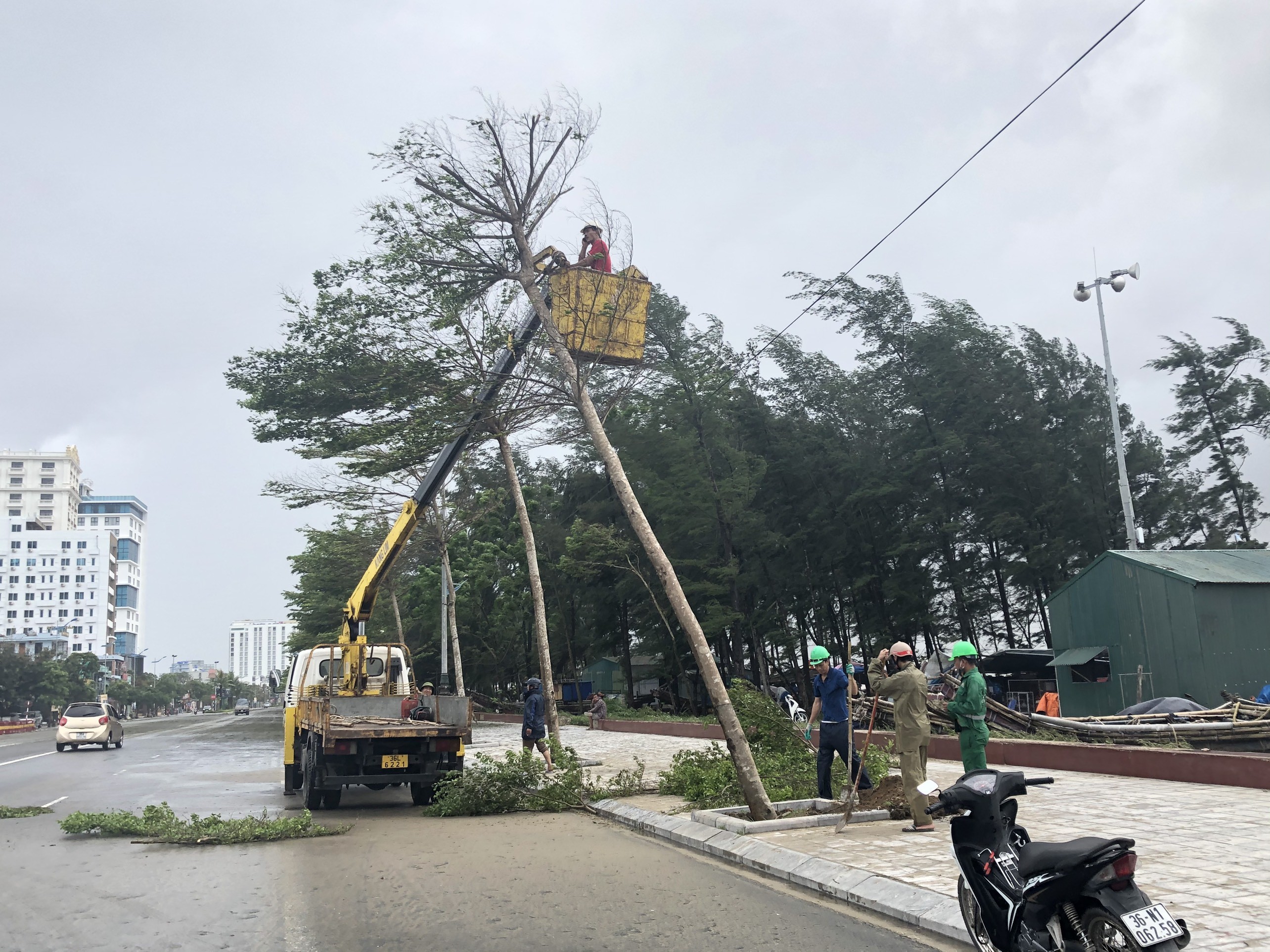 Dân sinh - Sóng biển đẩy cát tràn lên đường khi bão số 2 đổ bộ vào Thanh Hóa (Hình 11).