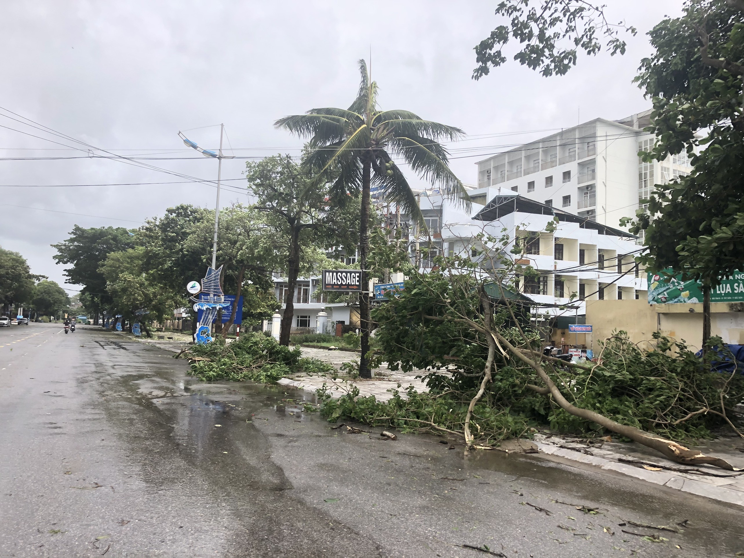 Dân sinh - Sóng biển đẩy cát tràn lên đường khi bão số 2 đổ bộ vào Thanh Hóa (Hình 10).